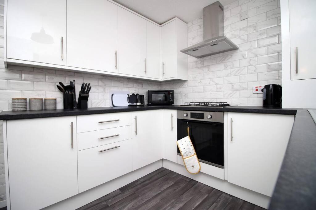 2Bedroom Home- Free Parking, Wi-Fi & Patio- Available For Long Or Short Term Bristol Ngoại thất bức ảnh